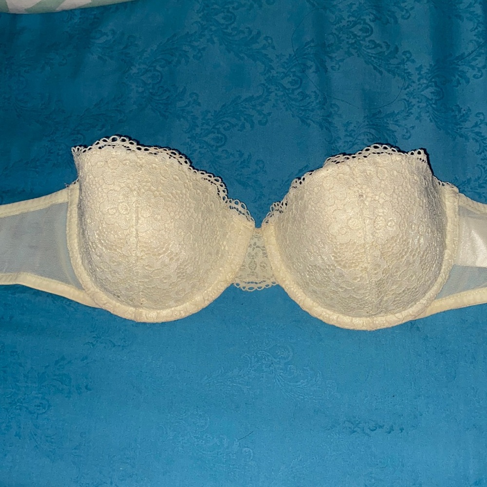 USED WHITE LACE BRA.